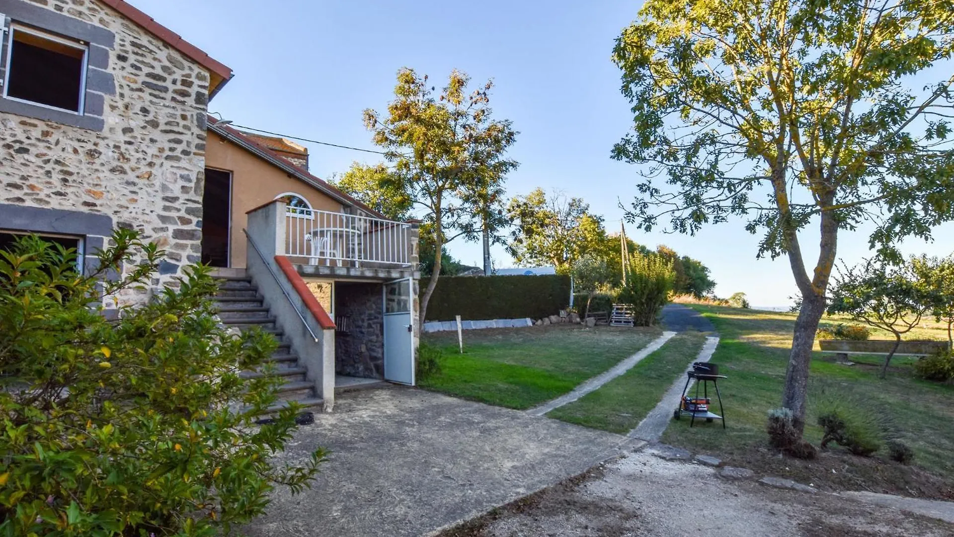 Charming Holiday Home Near The Forest Saint-Beauzire  France
