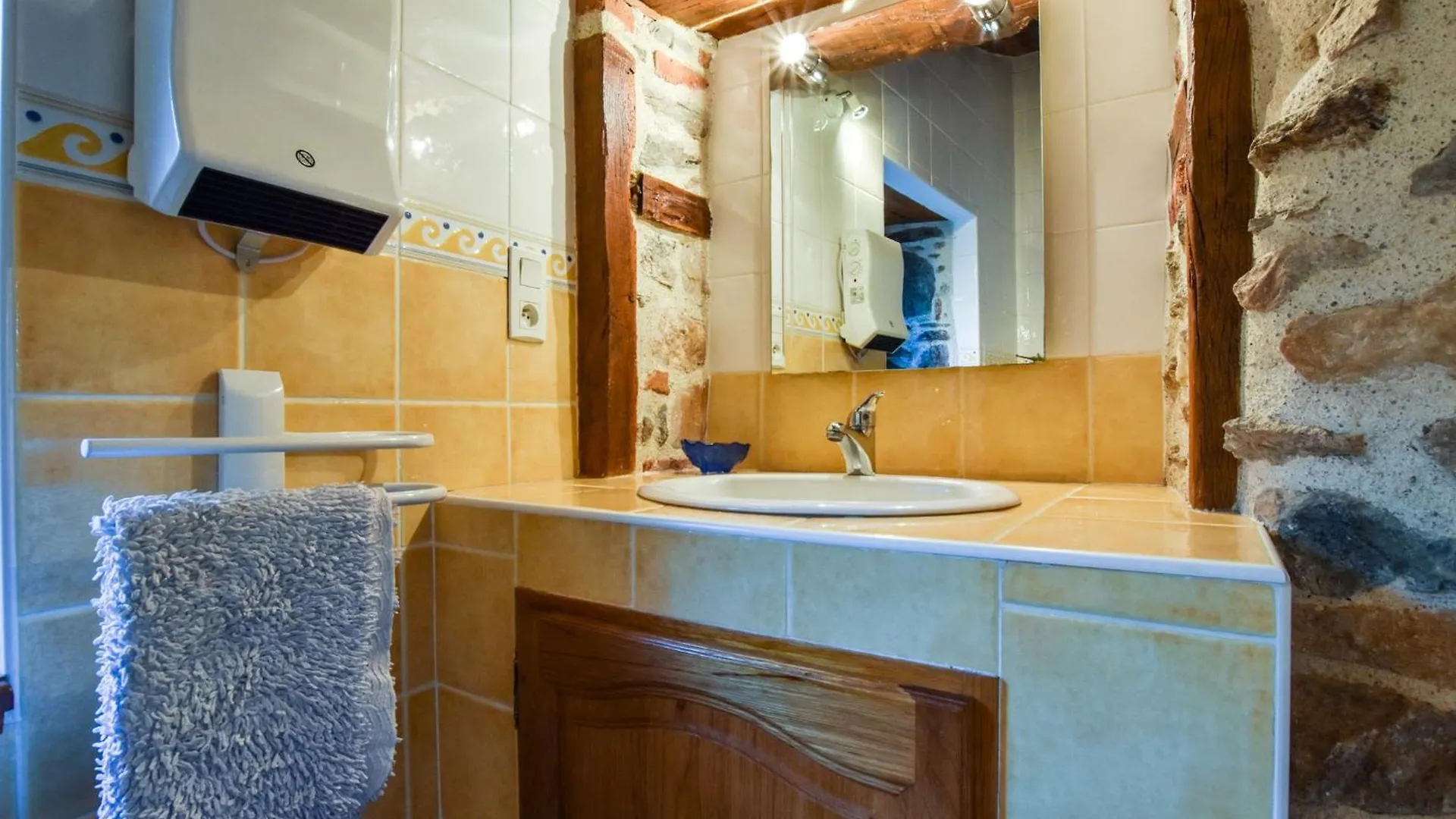Charming Holiday Home Near The Forest Saint-Beauzire