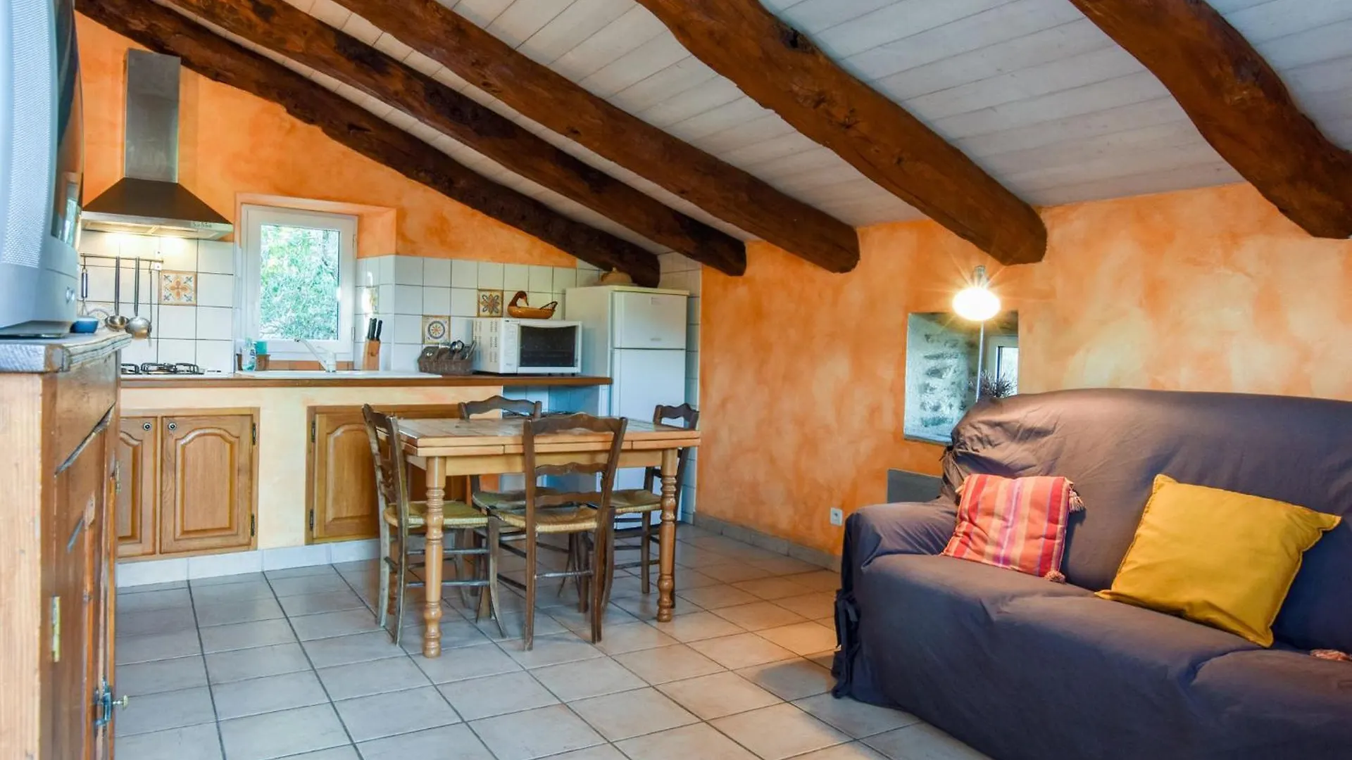 Charming Holiday Home Near The Forest Saint-Beauzire  France