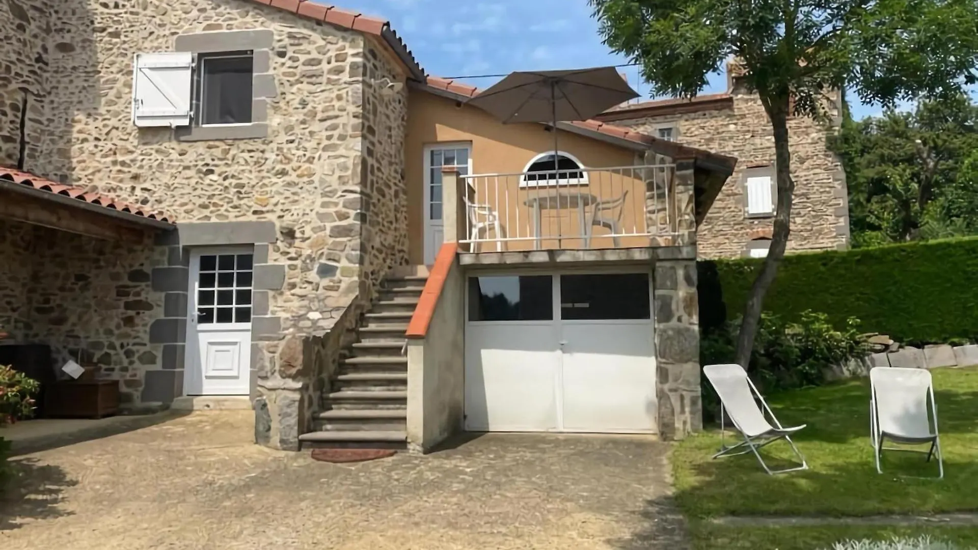 Charming Holiday Home Near The Forest Saint-Beauzire  France