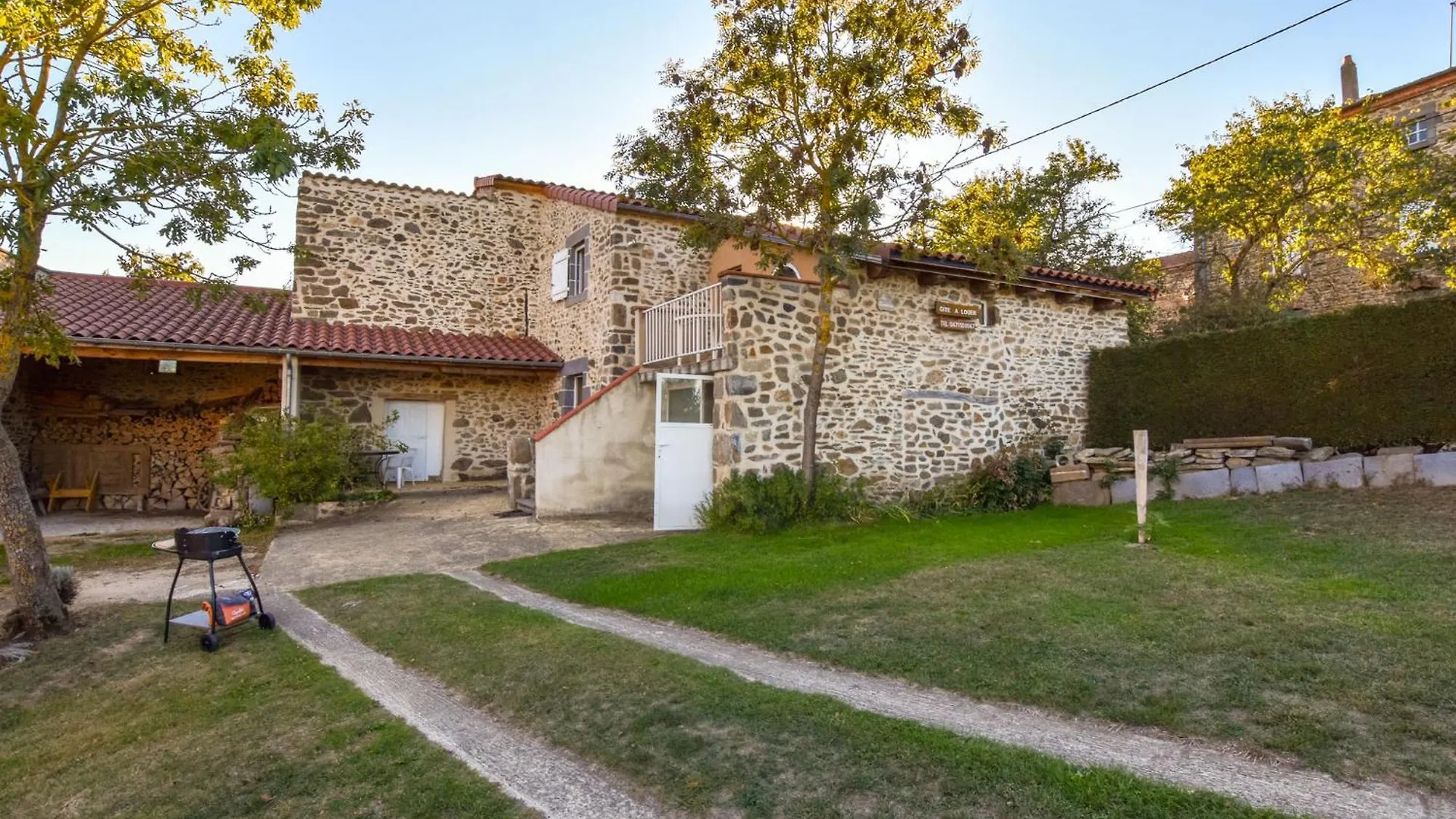 Charming Holiday Home Near The Forest Saint-Beauzire
